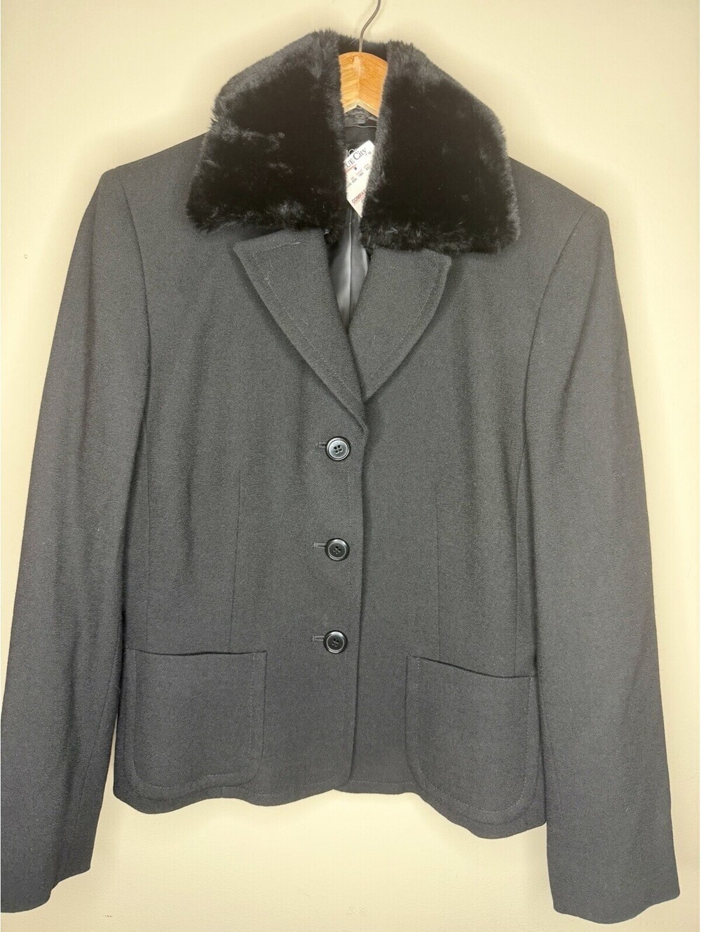 Kasper Women's blazer Gray With A Black Removable faux Fur Collar Size 8 NWT
